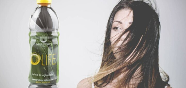 capelli e infuso di foglie di olivo